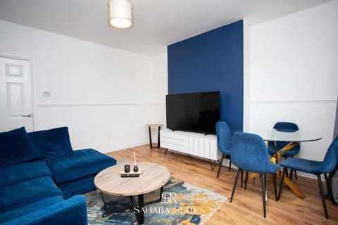 Communal lounge/ TV room, TV and multimedia, Living room, Seating area, Evening entertainment