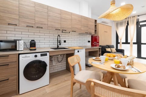 Coffee/tea facilities, Kitchen or kitchenette, Living room, Seating area, Dining area, dishwasher, minibar, stove, washing machine, dryer