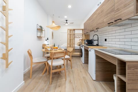 Kitchen or kitchenette, Living room, Seating area, Dining area, minibar, stove