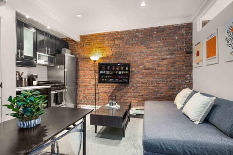 TV and multimedia, Kitchen or kitchenette, Living room, Seating area, Dining area, oven, stove