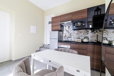 Kitchen or kitchenette, Dining area, dishwasher