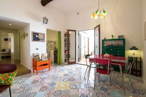 Communal lounge/ TV room, Balcony/Terrace, Lobby or reception, Communal kitchen, Internal: Not applicable to any particular room