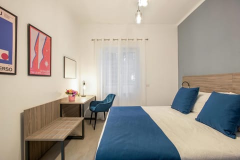 Bed, Seating area, Bedroom