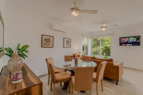 TV and multimedia, Seating area, Dining area