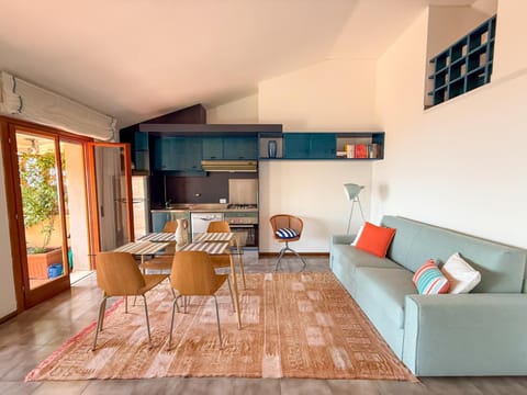 Communal lounge/ TV room, Kitchen or kitchenette, Living room, Seating area, Dining area, Evening entertainment