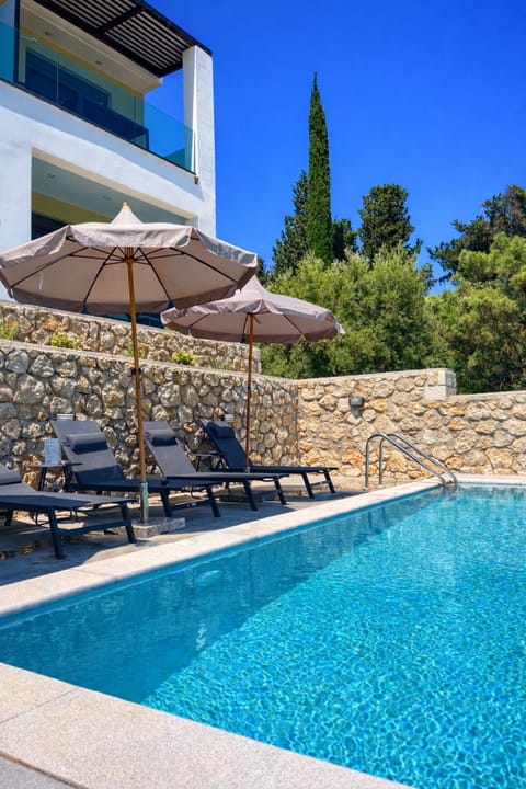 Property building, Patio, Day, Pool view, Swimming pool, sunbed