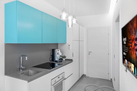 TV and multimedia, Kitchen or kitchenette, oven, stove