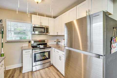 4 Mi to Daytona Boardwalk and Beaches Cute Cottage House in Holly Hill