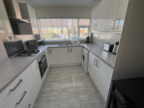 Modern 3-Bed Family Home in Quiet Sheffield Area Apartment in Rotherham