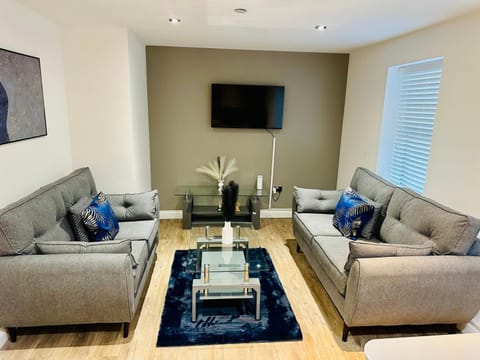 2 Beds Mint drive With Secure car Or Van Park w WiFi-Netflix No Deposit Required Apartment in Birmingham