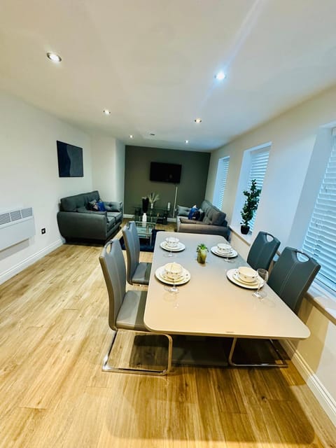 2 Beds Mint drive With Secure car Or Van Park w WiFi-Netflix No Deposit Required Apartment in Birmingham