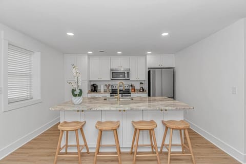 Beachside 5BR 5BTH Bungalow, 1 Block from Ocean House in Myrtle Beach