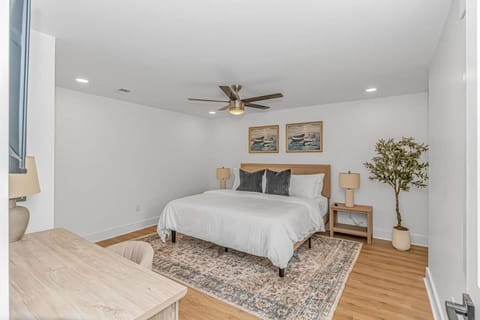 Beachside 5BR 5BTH Bungalow, 1 Block from Ocean House in Myrtle Beach