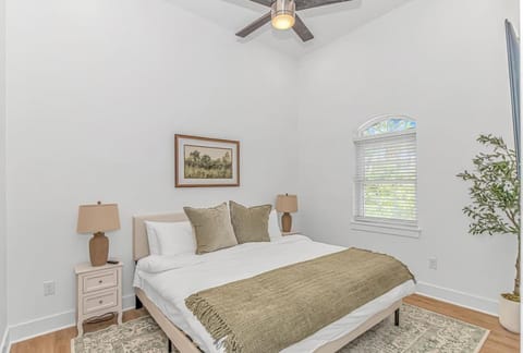 Beachside 5BR 5BTH Bungalow, 1 Block from Ocean House in Myrtle Beach