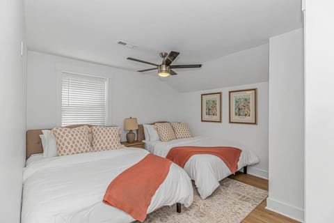 Beachside 5BR 5BTH Bungalow, 1 Block from Ocean House in Myrtle Beach