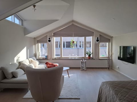 Communal lounge/ TV room, TV and multimedia, Living room, Photo of the whole room, Seating area, Bedroom