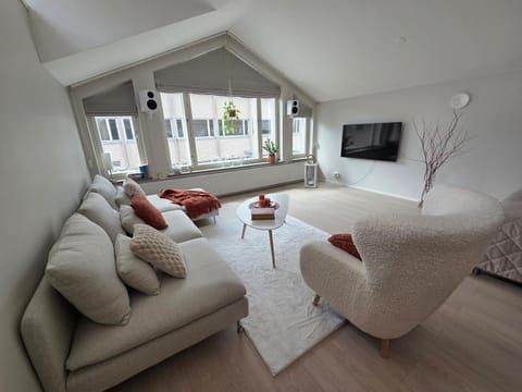 Communal lounge/ TV room, TV and multimedia, Living room, Seating area