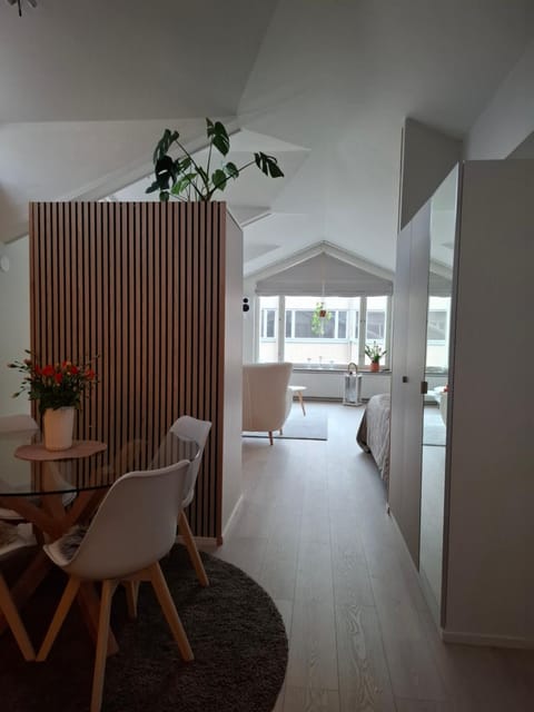 Photo of the whole room, Dining area