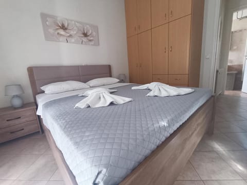 Bed, Bedroom, towels, wardrobe