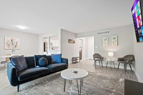 Bright & Airy Urban Unit Walk to Everything Apartment in Rochester