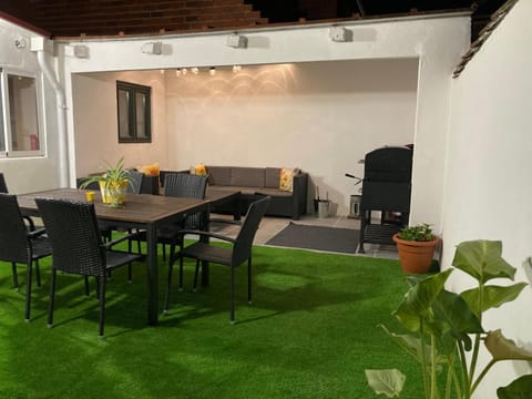 Patio, BBQ facilities, Garden, Living room, Seating area, Dining area