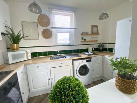 Kitchen or kitchenette, pet friendly, stove, washing machine