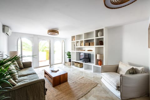 Communal lounge/ TV room, TV and multimedia, Seating area