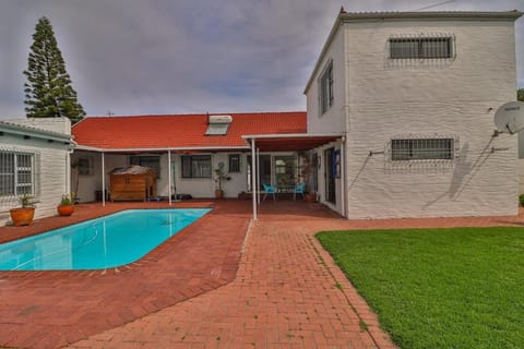 Property building, BBQ facilities, Balcony/Terrace, Pool view, Swimming pool