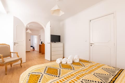 Bed, TV and multimedia, Living room, Photo of the whole room, Seating area, Bedroom