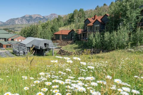 Property building, Spring, Day, Natural landscape, Skiing, Skiing, Mountain view