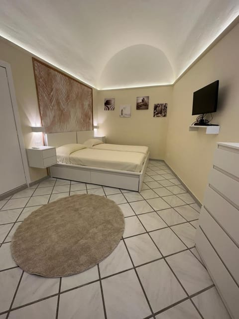 Bed, TV and multimedia, Bedroom