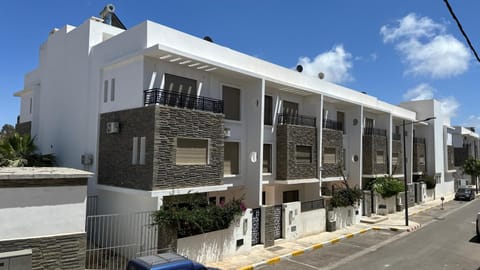 Property building, Day, Neighbourhood, Street view