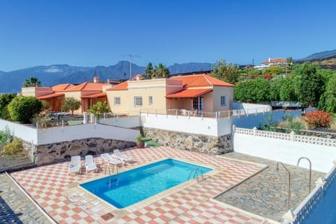 Property building, Day, Natural landscape, Mountain view, Swimming pool, sunbed
