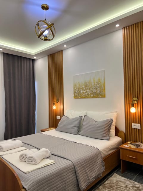 Bed, Photo of the whole room, Bedroom, towels