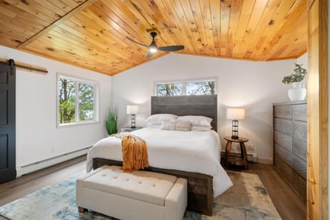 Bed, View (from property/room), Bedroom, Lake view