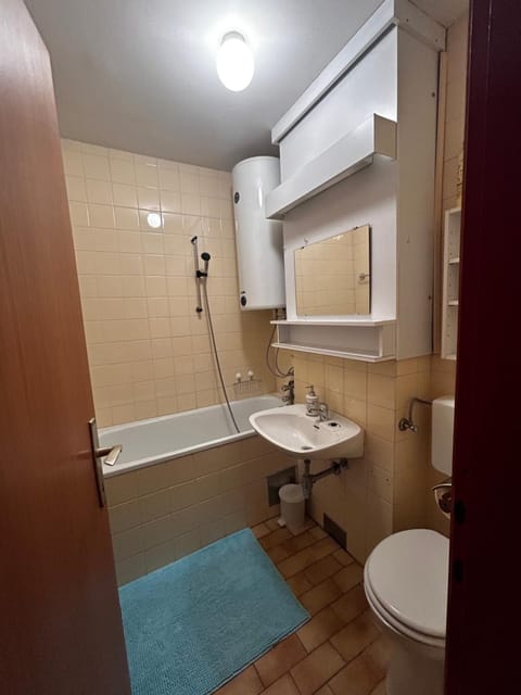 Shower, Toilet, Bathroom, Bath, towels