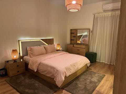Bed, Photo of the whole room, Bedroom, air conditioner