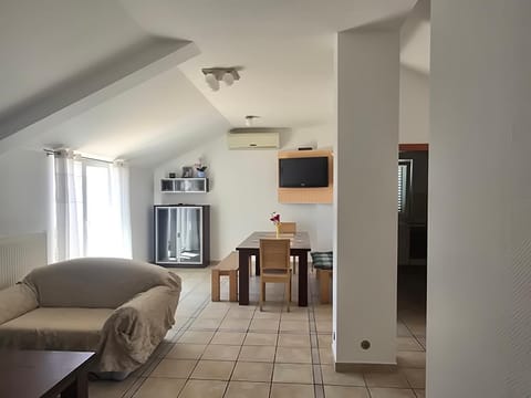 TV and multimedia, Living room, Seating area, Dining area, air conditioner