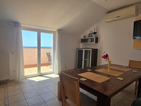 TV and multimedia, Dining area, air conditioner