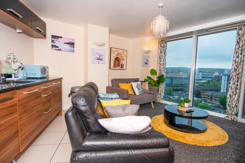 City Center, Free WiFi for Contractor, Family Apartment in Bradford