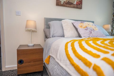 City Center, Free WiFi for Contractor, Family Apartment in Bradford