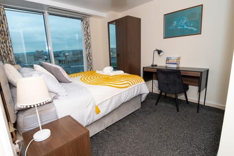 City Center, Free WiFi for Contractor, Family Apartment in Bradford