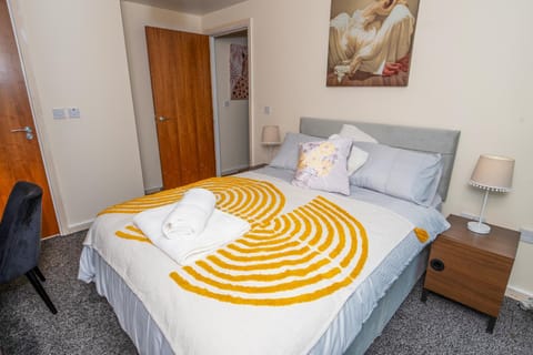 City Center, Free WiFi for Contractor, Family Apartment in Bradford