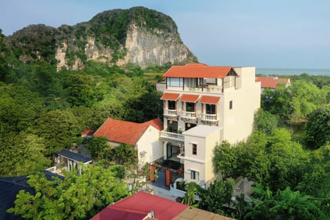 Property building, Day, Natural landscape, Bird's eye view, Mountain view