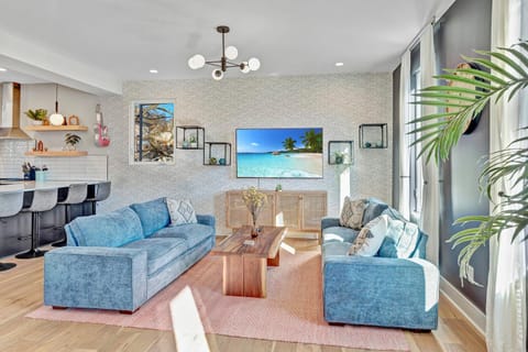 Private Roof Deck - Game Room - Broadway in 10 House in Nashville