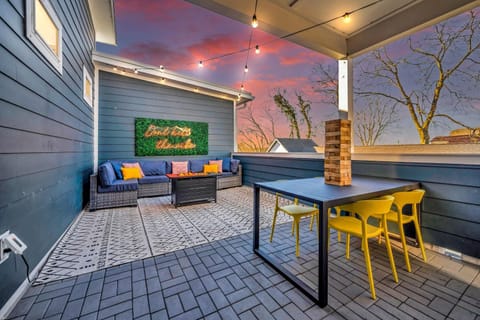Private Roof Deck - Game Room - Broadway in 10 House in Nashville