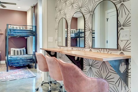 Private Roof Deck - Game Room - Broadway in 10 House in Nashville