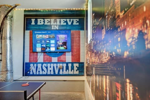 Private Roof Deck - Game Room - Broadway in 10 House in Nashville