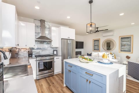 Ocean View Roof Deck - Walk to the Beach & Pier House in Oceanside