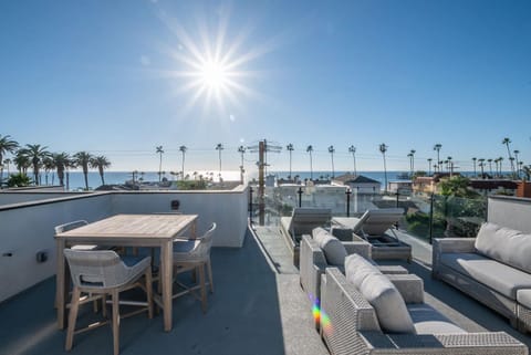Ocean View Roof Deck - Walk to the Beach & Pier House in Oceanside